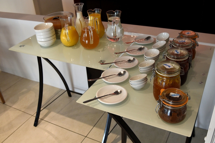 Imagen del bar/restaurante del Hotel Brit Porte D’espagne. Foto 9