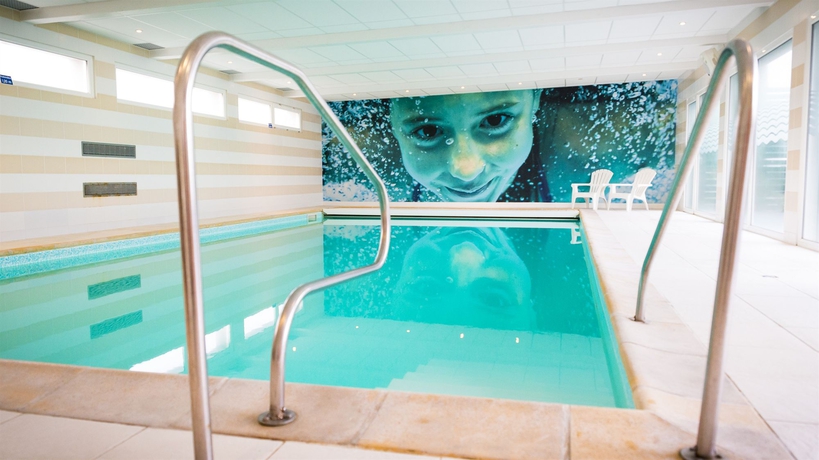 Imagen de la piscina del Hotel Brit Saint Brieuc. Foto 14