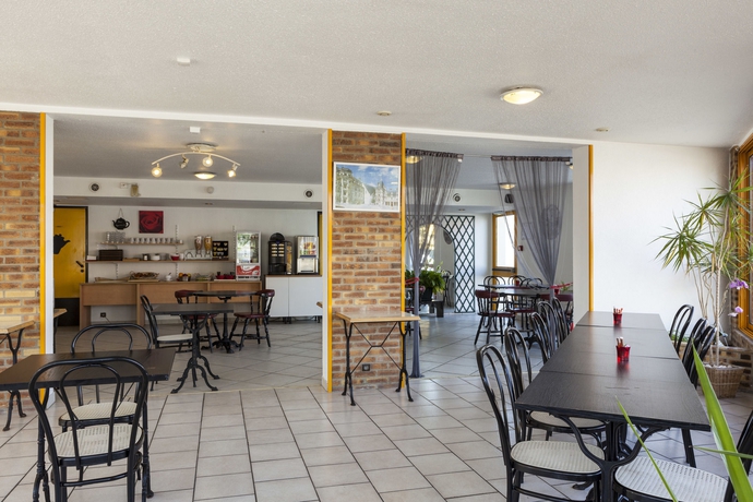 Imagen del bar/restaurante del Hotel Brit Tours Nord. Foto 6