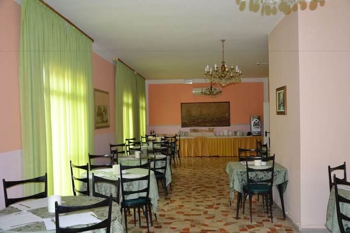 Imagen del bar/restaurante del Hotel Britta, Viserba. Foto 4