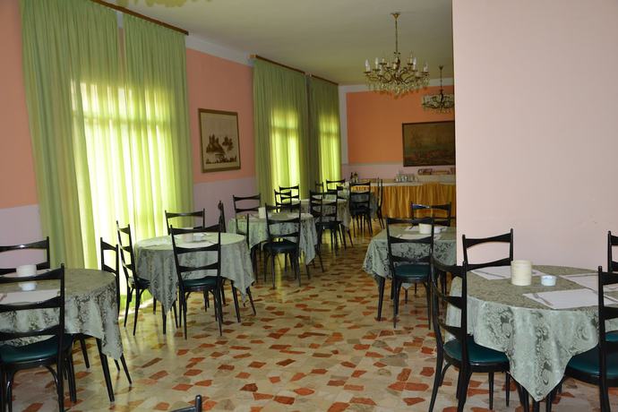 Imagen del bar/restaurante del Hotel Britta, Viserba. Foto 5