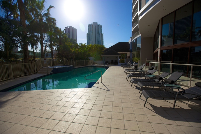 Imagen de la piscina del Hotel Broadbeach Savannah Resort. Foto 13