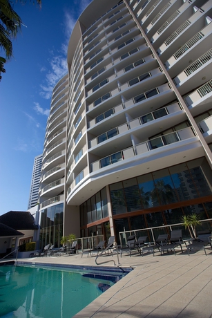 Imagen de la piscina del Hotel Broadbeach Savannah Resort. Foto 14