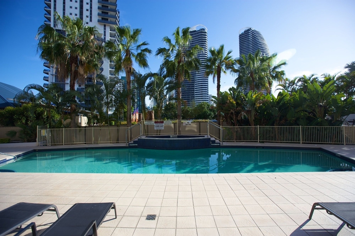 Imagen de la piscina del Hotel Broadbeach Savannah Resort. Foto 15