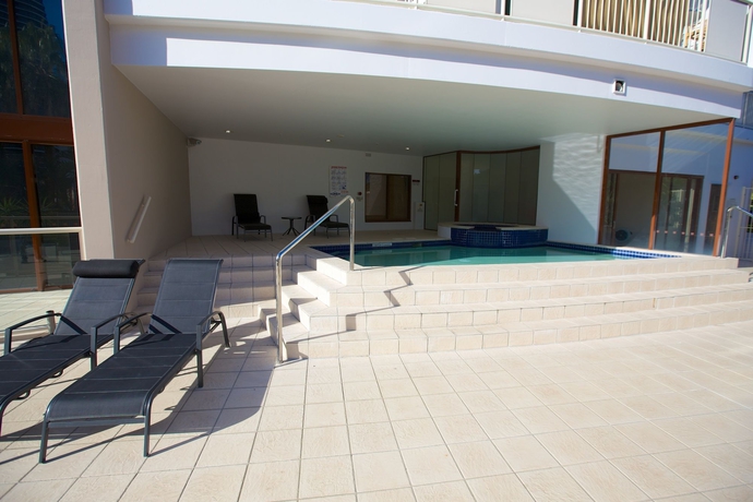 Imagen de la piscina del Hotel Broadbeach Savannah Resort. Foto 16