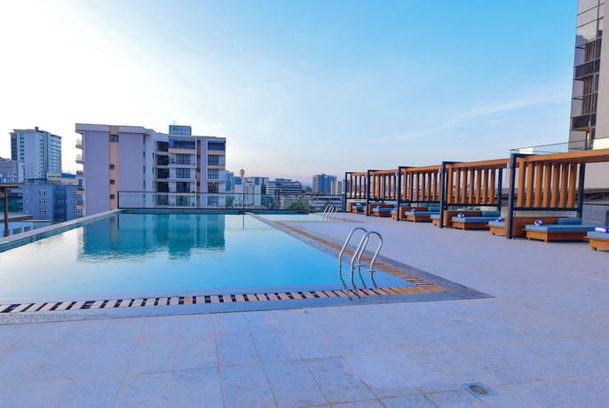 Imagen de la piscina del Hotel Broadwalk Residency. Foto 18