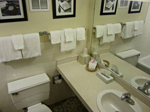 Imagen de la habitación del Hotel Broadway Inn Conference Center. Foto 3