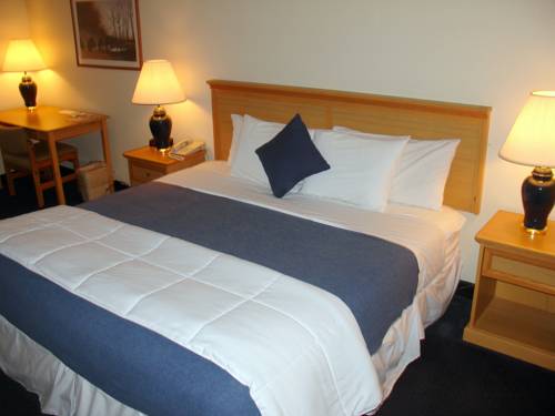 Imagen de la habitación del Hotel Broadway Inn Conference Center. Foto 8