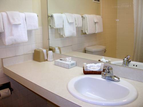 Imagen de la habitación del Hotel Broadway Inn Conference Center. Foto 10