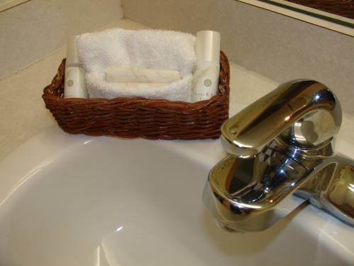 Imagen de la habitación del Hotel Broadway Inn Conference Center. Foto 12