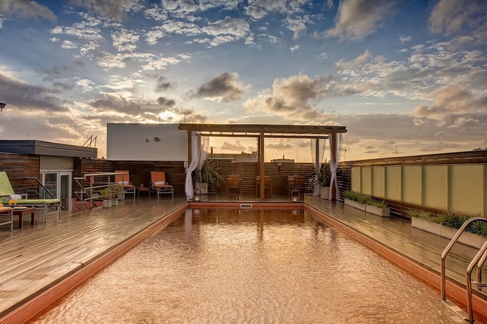 Imagen de la piscina del Hotel Broadway and Suites. Foto 17