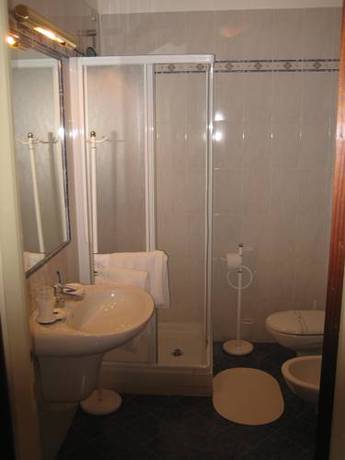 Imagen de la habitación del Hotel Broglia. Foto 14