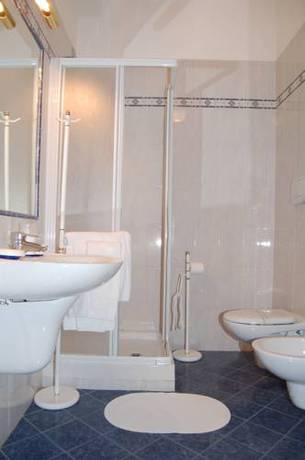 Imagen de la habitación del Hotel Broglia. Foto 15