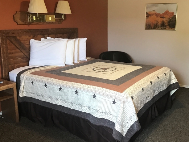 Imagen de la habitación del Hotel Broken Spur Inn and Steakhouse. Foto 6