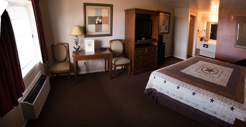 Imagen de la habitación del Hotel Broken Spur Inn and Steakhouse. Foto 7