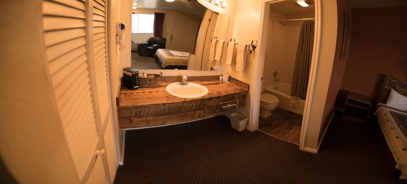 Imagen de la habitación del Hotel Broken Spur Inn and Steakhouse. Foto 11