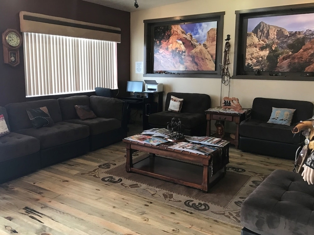 Imagen de los interiores del Hotel Broken Spur Inn and Steakhouse. Foto 19