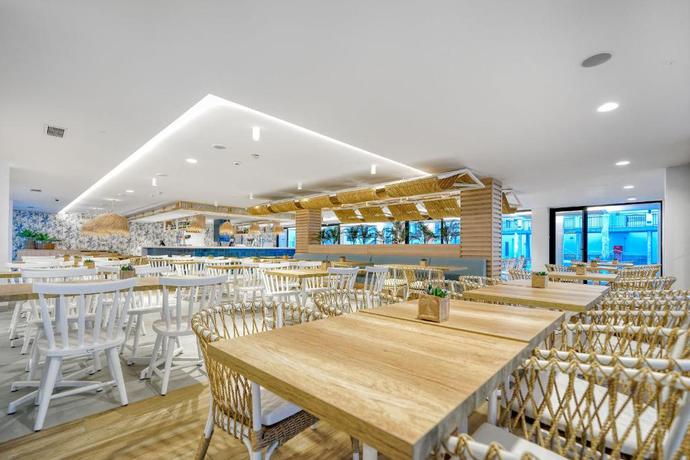 Imagen del bar/restaurante del Hotel Broncemar Beach Suites. Foto 3