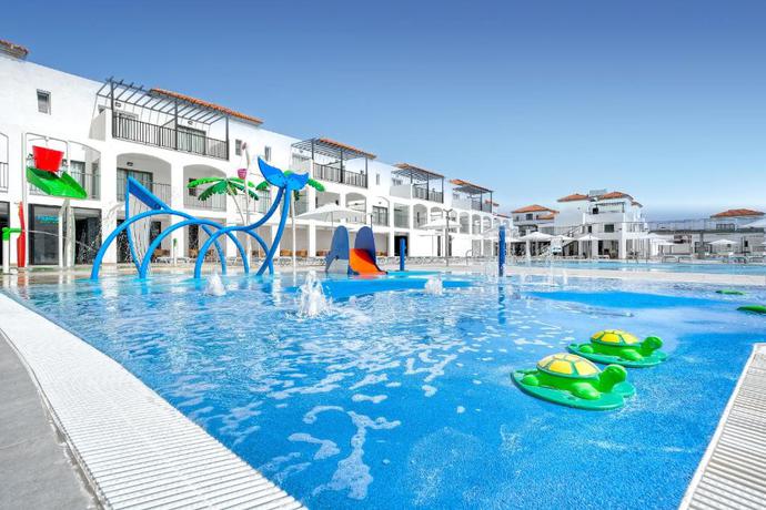 Imagen de la piscina del Hotel Broncemar Beach Suites. Foto 18