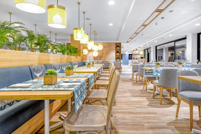 Imagen del bar/restaurante del Hotel Broncemar Beach Suites. Foto 5