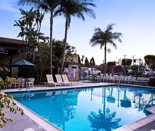 Imagen de la piscina del Hotel Brookhurst Plaza Inn. Foto 14