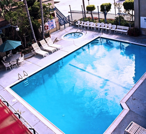 Imagen de la piscina del Hotel Brookhurst Plaza Inn. Foto 15