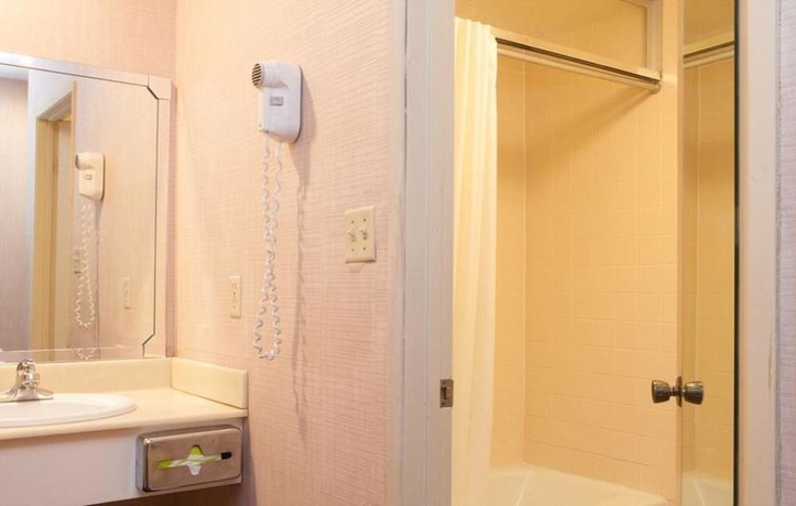Imagen de la habitación del Hotel Brookhurst Plaza Inn. Foto 5