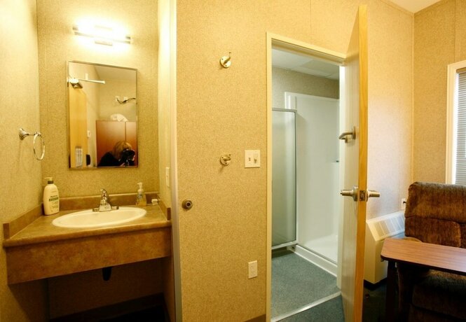 Imagen de la habitación del Hotel Brooks Camp. Foto 17