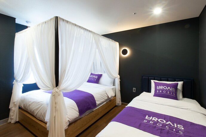 Imagen de la habitación del Hotel Brosis Hotel. Foto 16