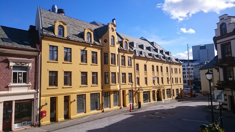 Imagen de los exteriores del Hotel Brosundet. Foto 8