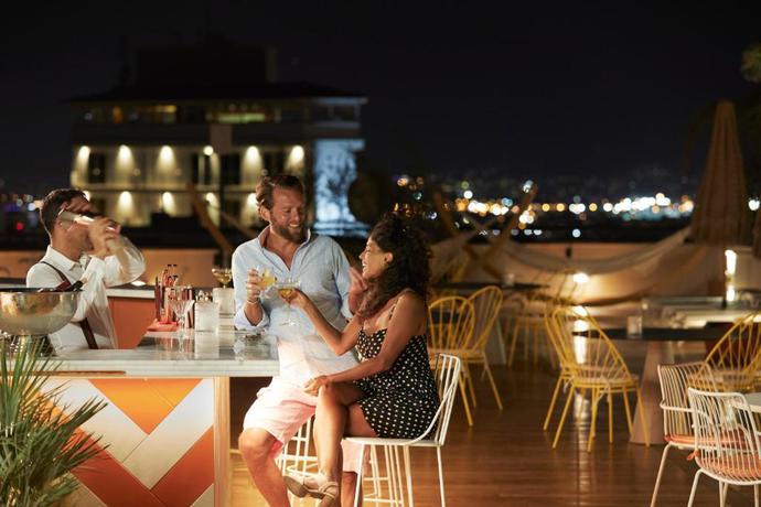 Imagen del bar/restaurante del Hotel Brown Acropol by Brown Hotels. Foto 2