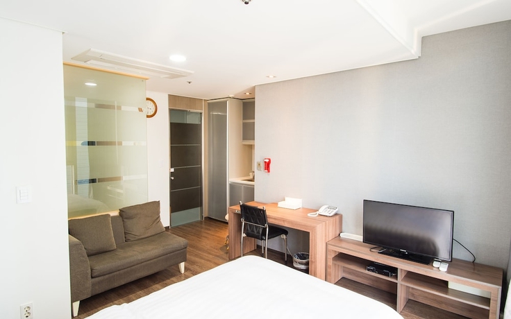 Imagen de la habitación del Hotel Brown Suites Sinchon Central. Foto 6