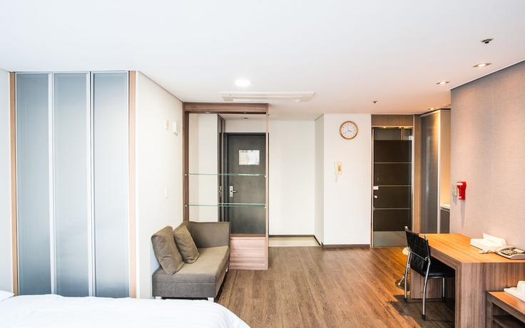 Imagen de la habitación del Hotel Brown Suites Sinchon Central. Foto 9