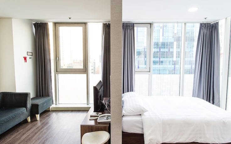 Imagen de la habitación del Hotel Brown Suites Sinchon Central. Foto 10