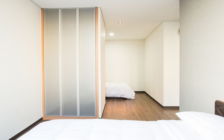 Imagen de la habitación del Hotel Brown Suites Sinchon Central. Foto 11