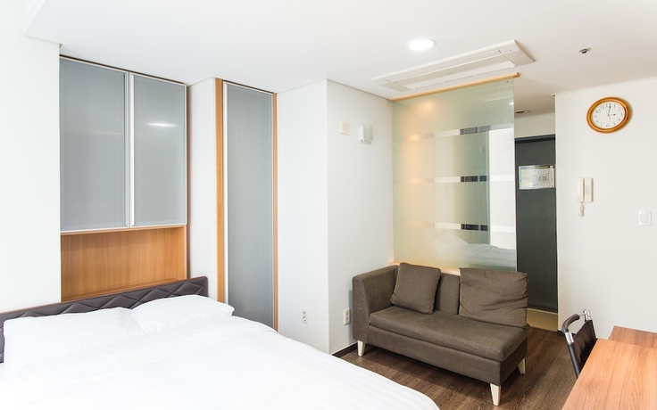 Imagen de la habitación del Hotel Brown Suites Sinchon Central. Foto 12