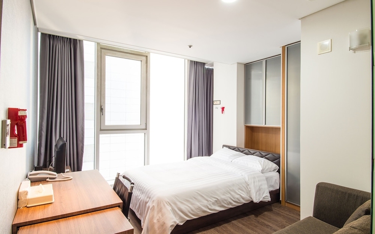 Imagen de la habitación del Hotel Brown Suites Sinchon Central. Foto 13