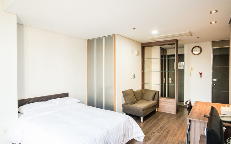Imagen de la habitación del Hotel Brown Suites Sinchon Central. Foto 15