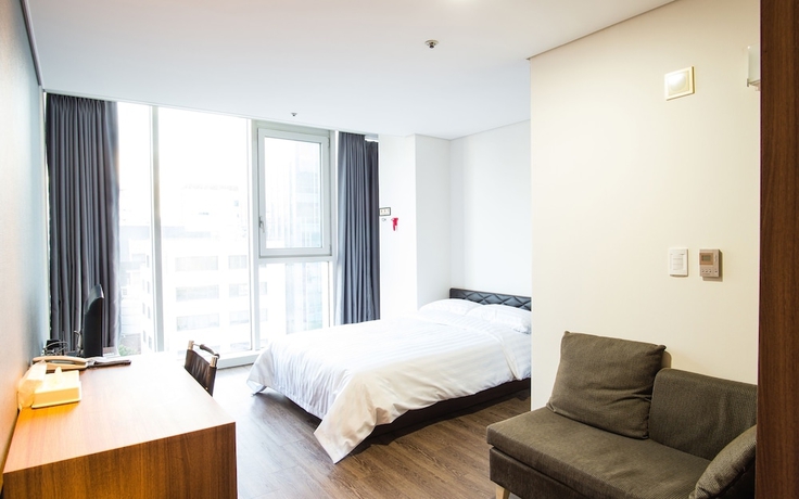 Imagen de la habitación del Hotel Brown Suites Sinchon Central. Foto 16