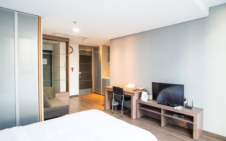 Imagen de la habitación del Hotel Brown Suites Sinchon Central. Foto 17