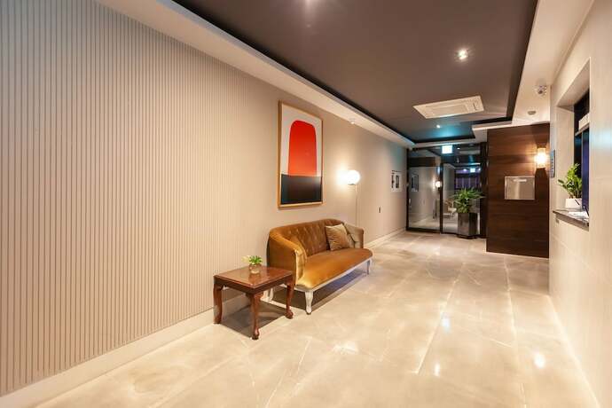 Imagen de los interiores del Hotel Browndot Hotel Hadan. Foto 18