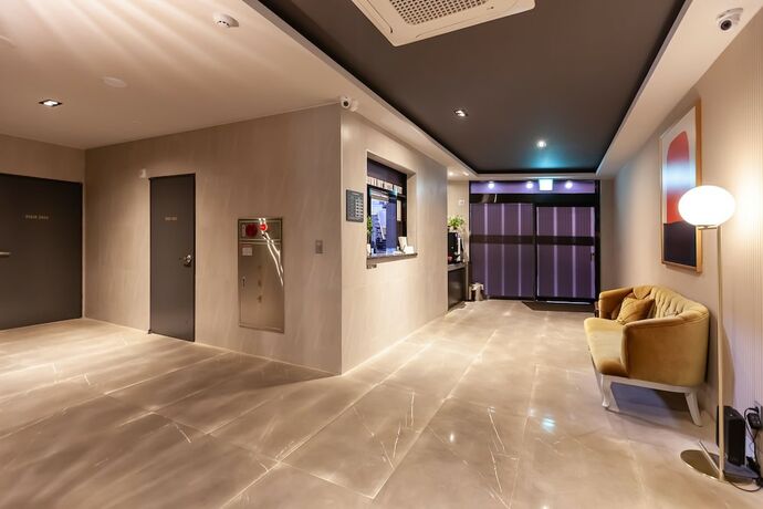 Imagen de los interiores del Hotel Browndot Hotel Hadan. Foto 20