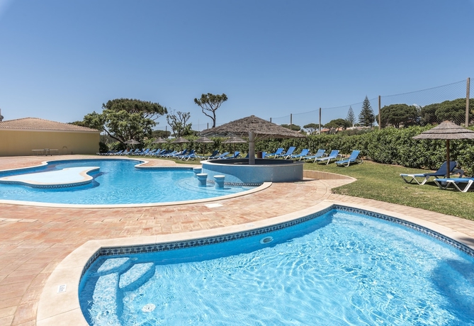 Imagen de la piscina del Hotel Browns Sports Resort. Foto 17