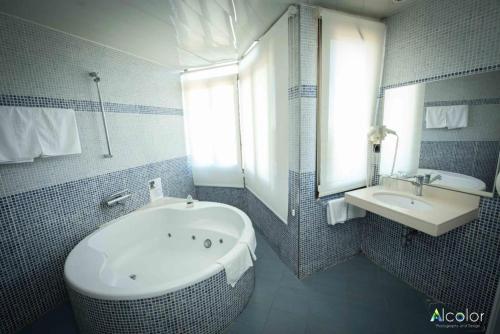 Imagen de la habitación del Hotel Bruc. Foto 19