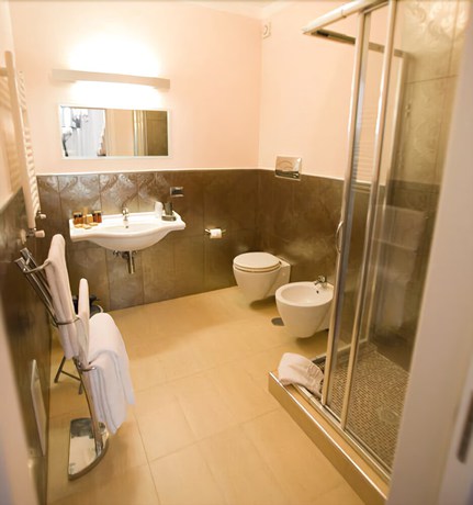 Imagen de la habitación del Hotel Bruman Caserta. Foto 4