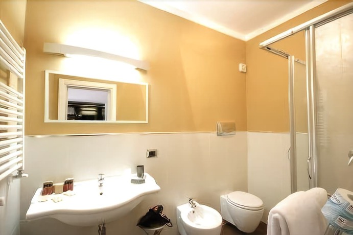 Imagen de la habitación del Hotel Bruman Caserta. Foto 15