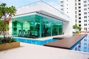Imagen de la piscina del Hotel Brunsfield Embassyview Condosuite. Foto 14