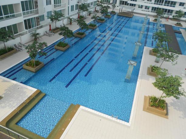 Imagen de la piscina del Hotel Brunsfield Embassyview Condosuite. Foto 15