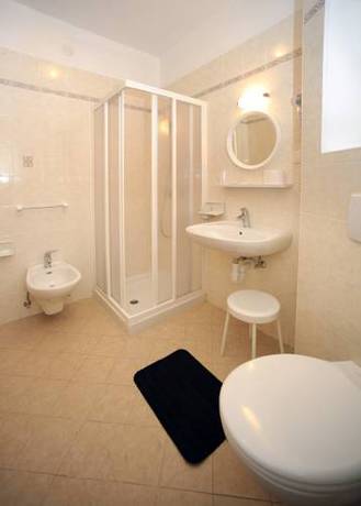 Imagen de la habitación del Hotel Bucaneve. Foto 9