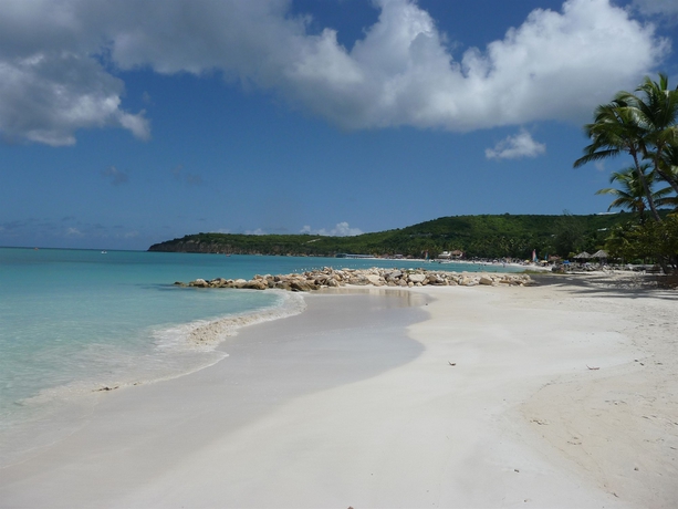 Imagen de los exteriores del Hotel Buccaneer Beach Club. Foto 7
